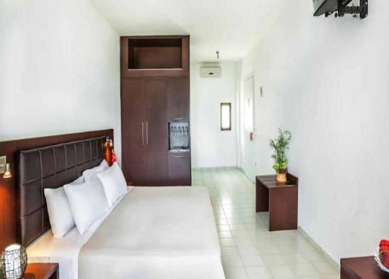 Xenios Dolphin Beach Hotel