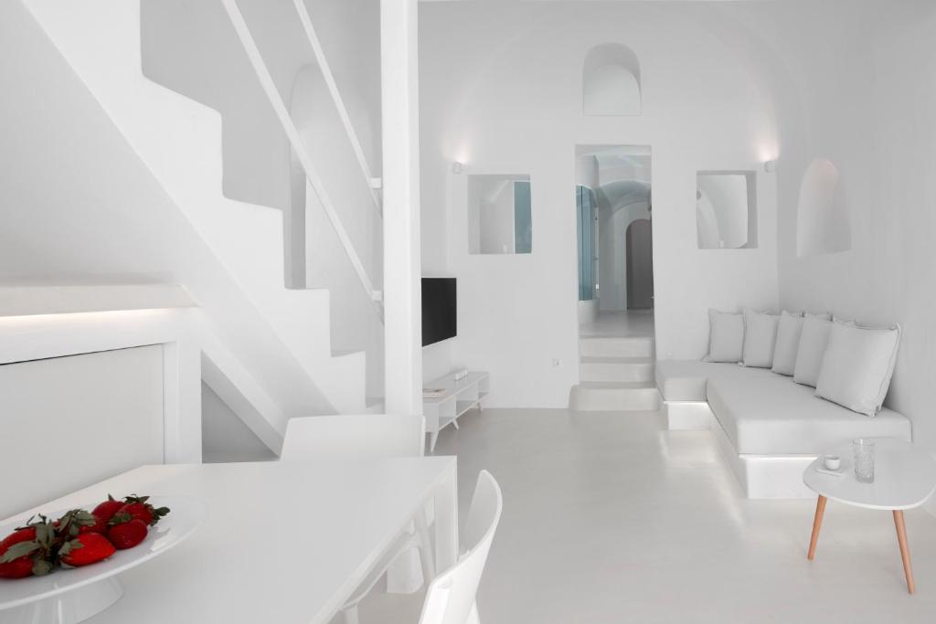 Oia White Cave Hotel