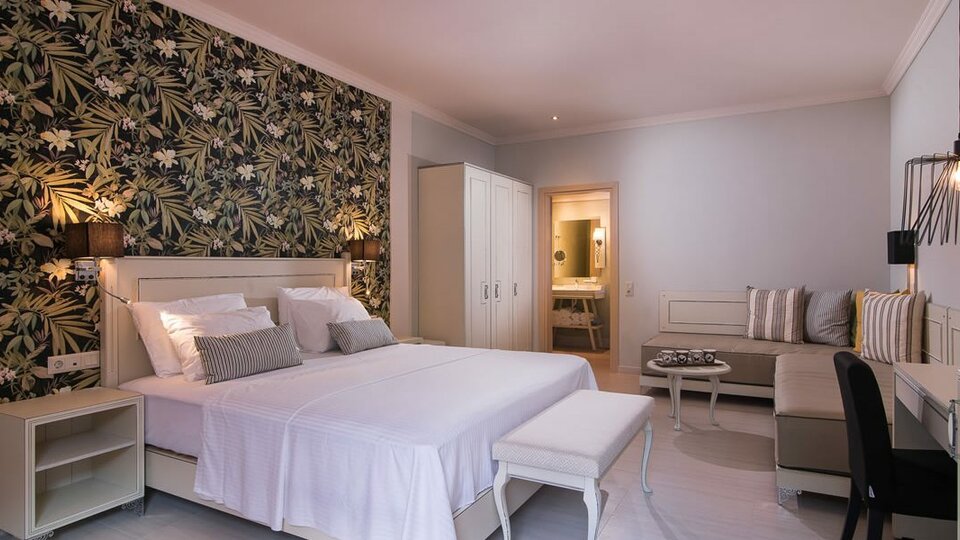 Neikos Mediterraneo Luxury Suites