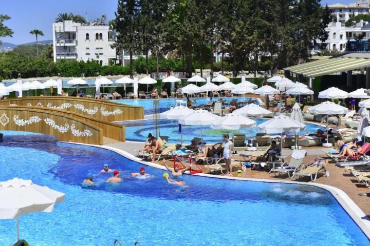 Azura Deluxe Resort & Spa