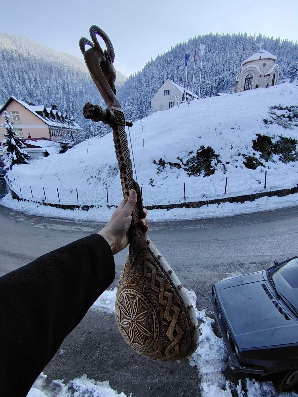 ručno rađene gusle Soko Čajniče, motiv na vratu gusala