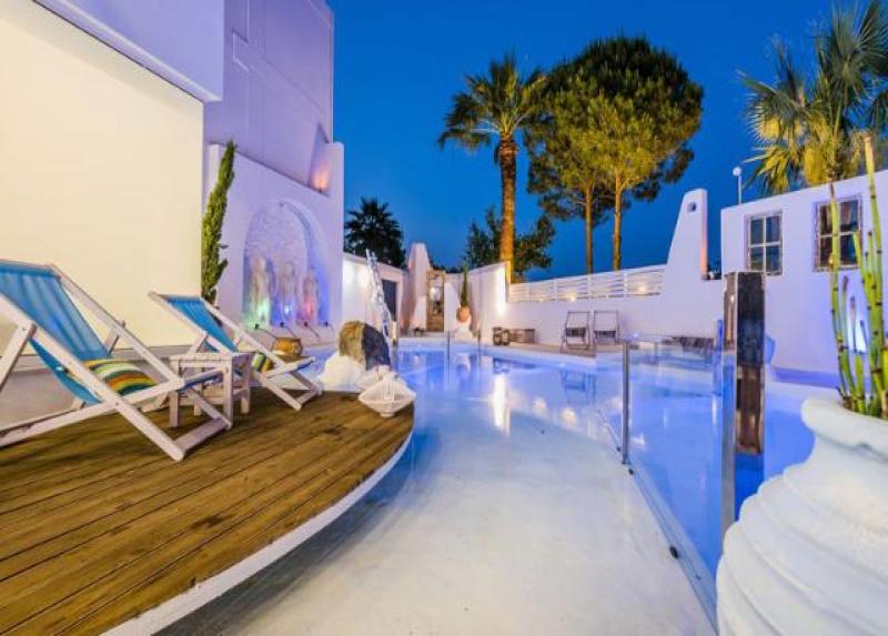 Kouros Home Apartments Hotel