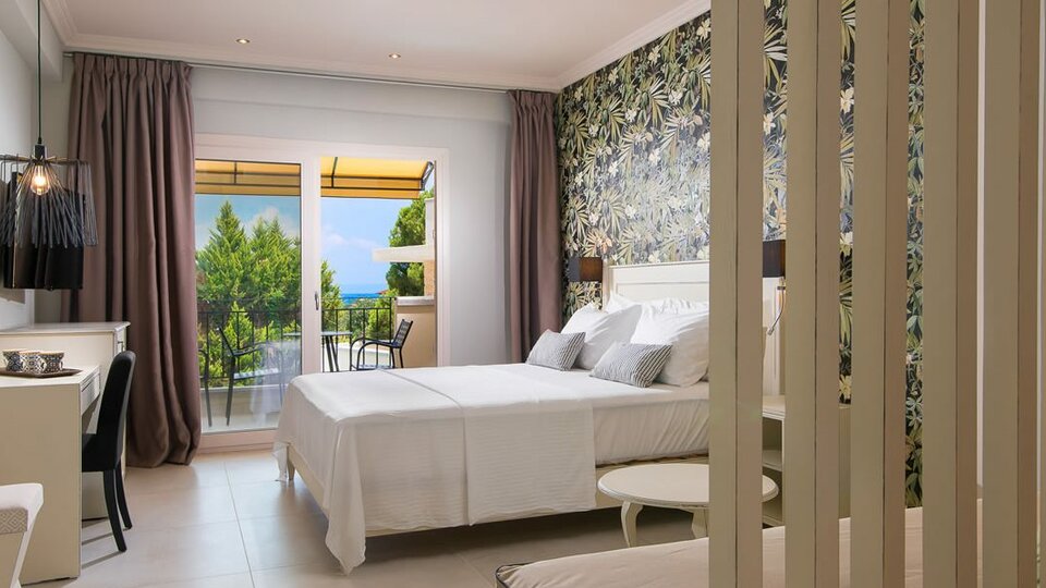 Neikos Mediterraneo Luxury Suites