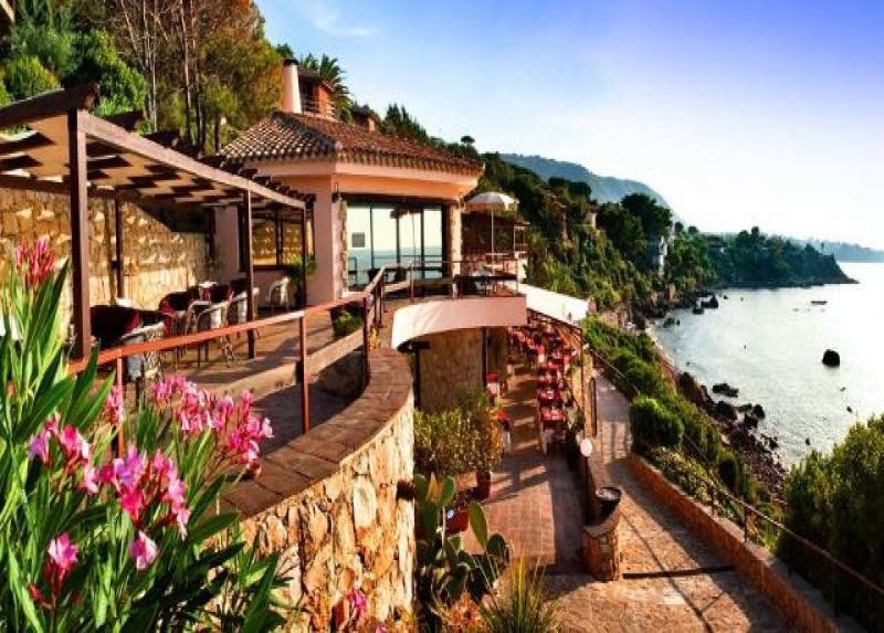 Calanica Hotel