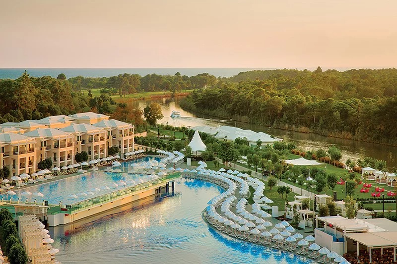 Titanic Deluxe Golf Hotel