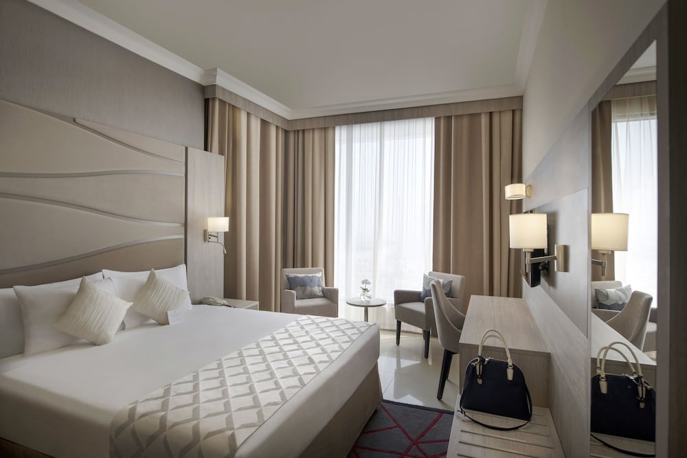 Two Seasons Hotel & Apartments