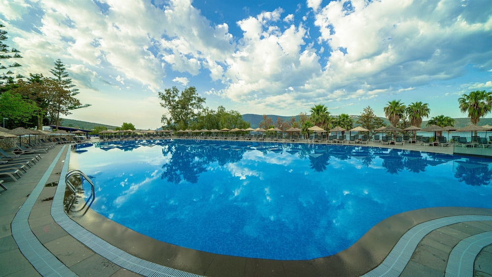 Bodrum Holiday Resort & Spa