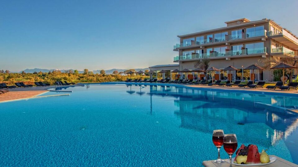 Ninos Laguna Holiday Resort 