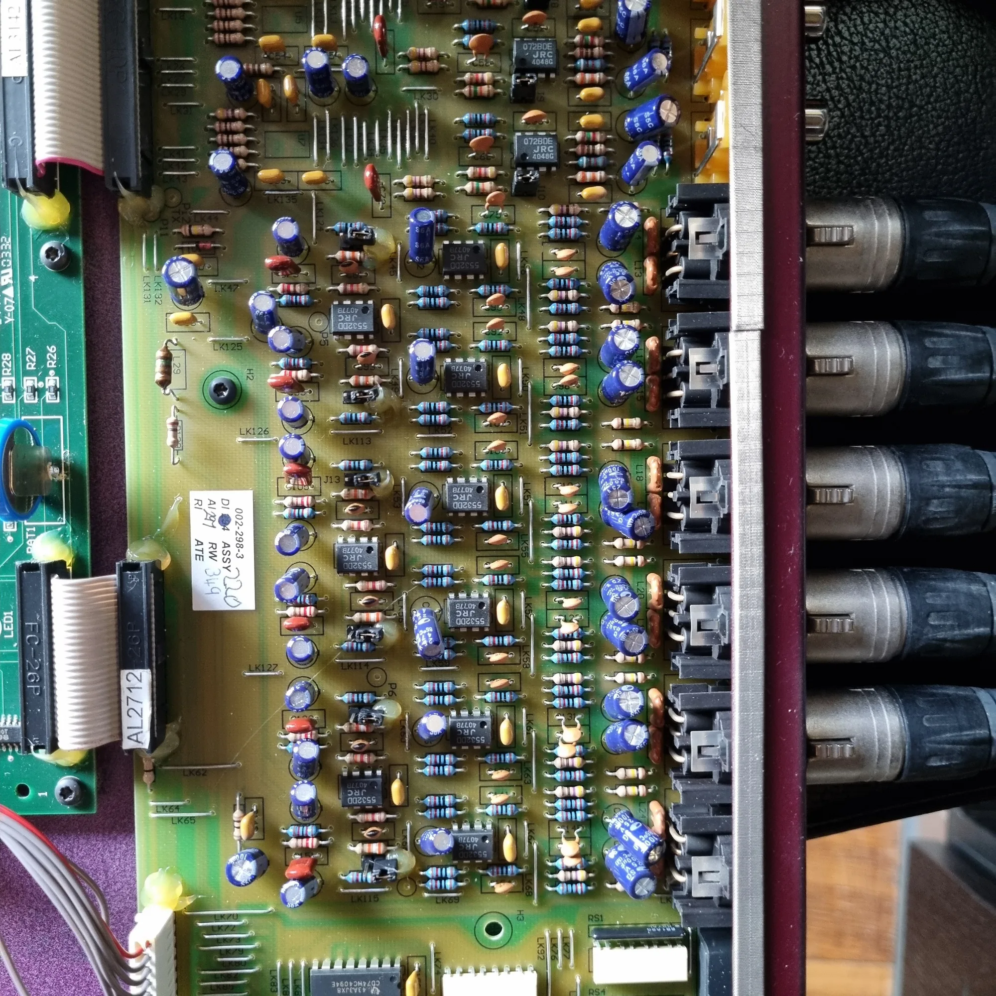 Techniker bei der Feinarbeit an einer Platine
