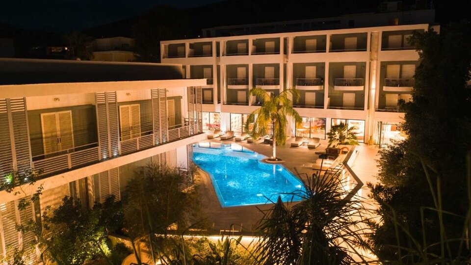 Flisvos Royal Hotel and Suites 