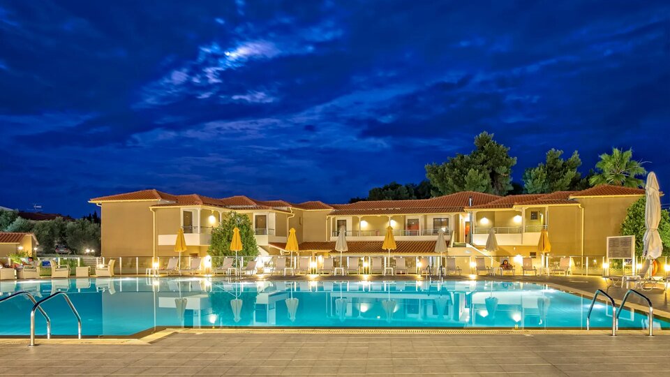 Hotel Lagomandra Beach and Suites