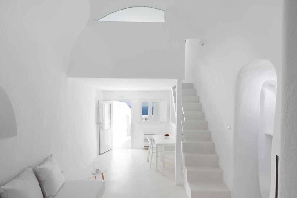 Oia White Cave Hotel