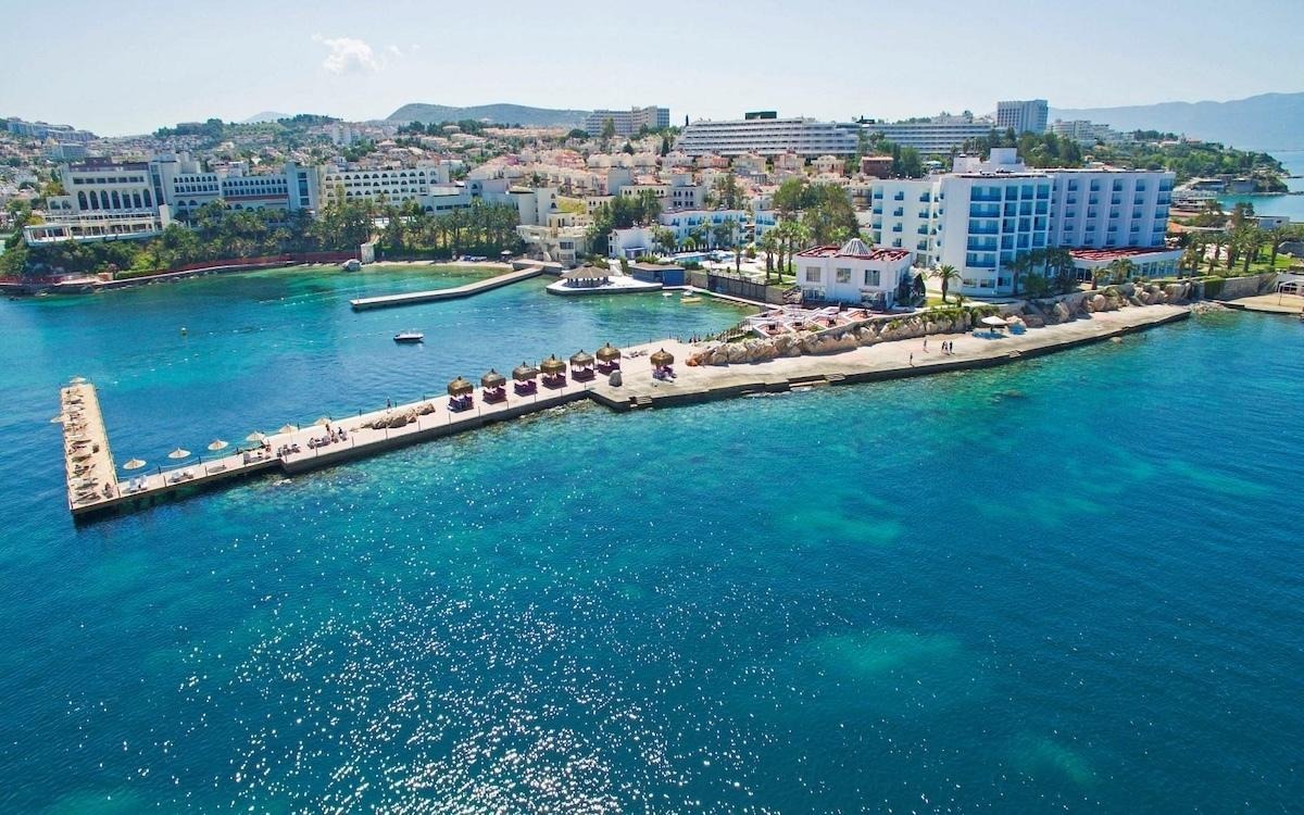 Le Bleu Hotel