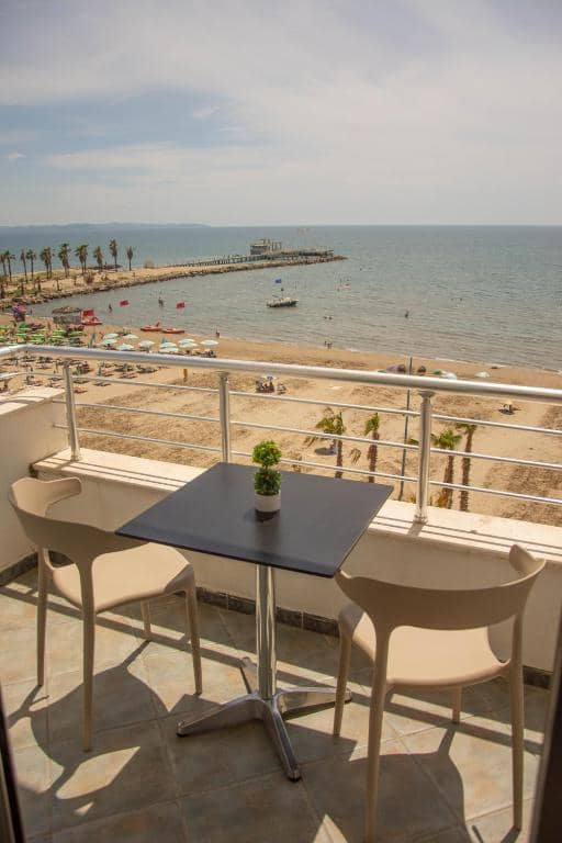 Hotel Wave Beachfront Apartments
