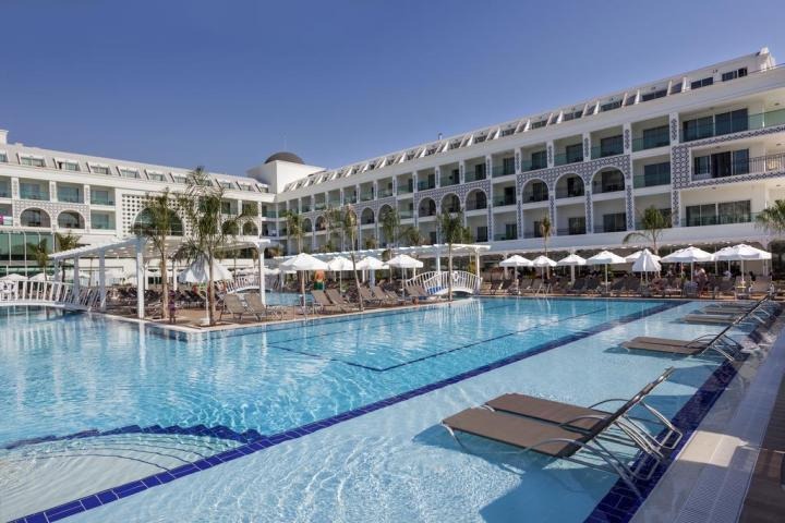 Karmir Resort Hotel