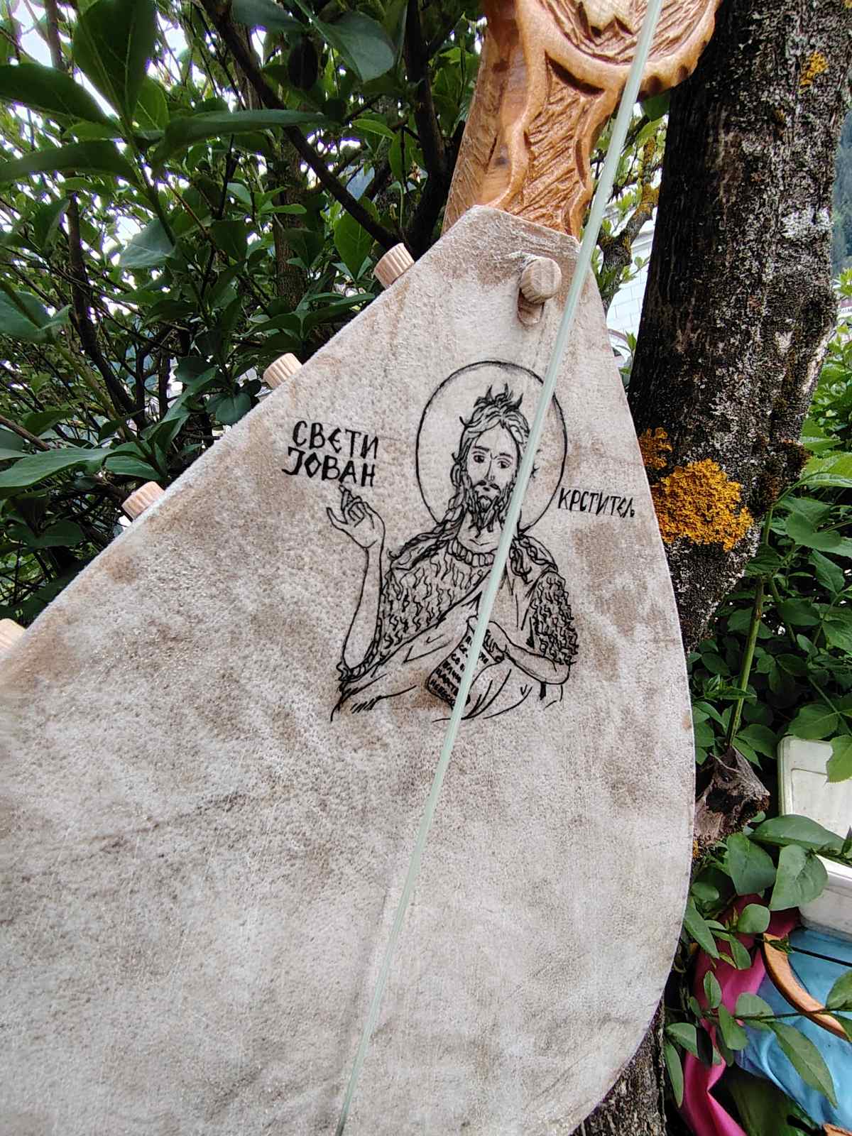ručno rađene gusle Soko Čajniče, motiv na koži