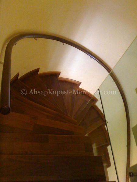 Spiral ahşap merdiven üstten görünüm metal korkuluk 2014 — Can Mobilya Dekorasyon İstanbul