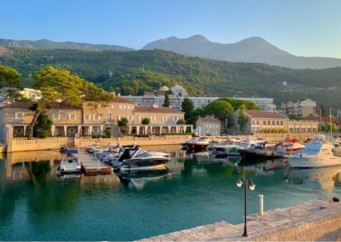 Lazure Hotel & Marina
