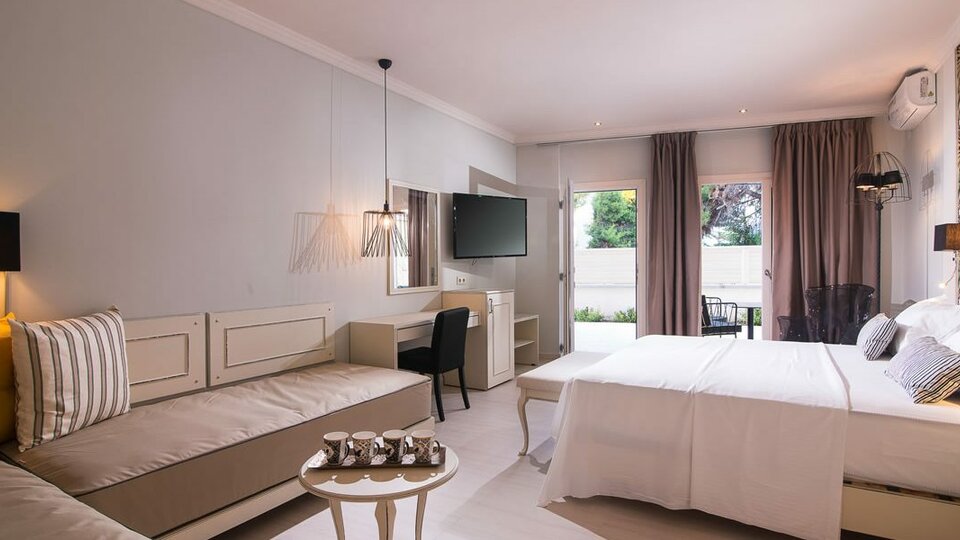 Neikos Mediterraneo Luxury Suites