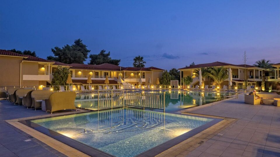 Hotel Lagomandra Beach and Suites