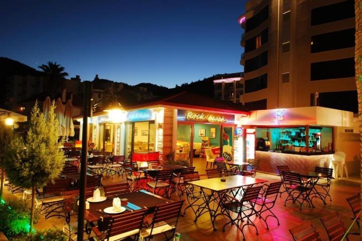 Hotel Golden Rock Beach