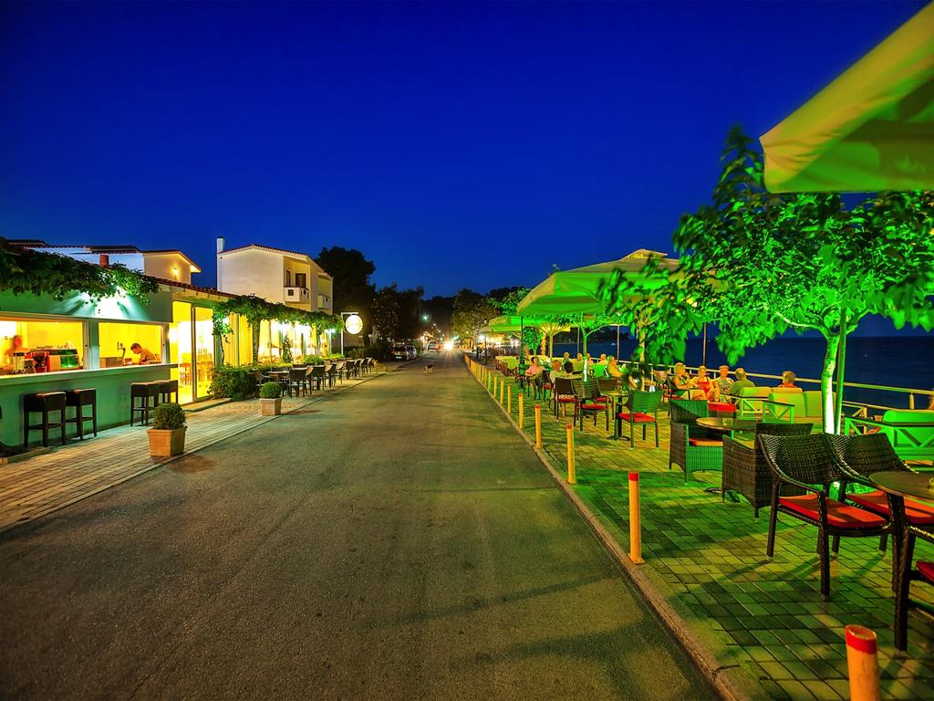 Xenios Dolphin Beach Hotel